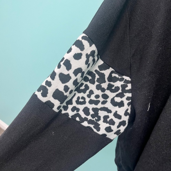 Zavenue usa animal print sweater in black/white size 2xl. - Picture 6 of 6